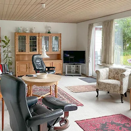 3 Bedroom Gorgeous In Millinge